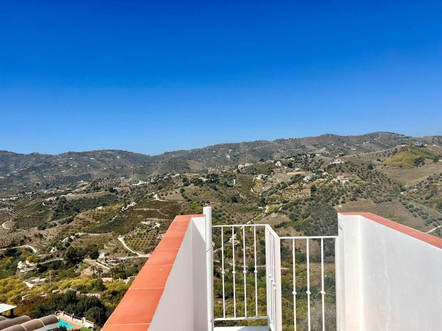 Atico Con Increibles Vistas A Las Montanas Y Mar Frigiliana Exterior foto